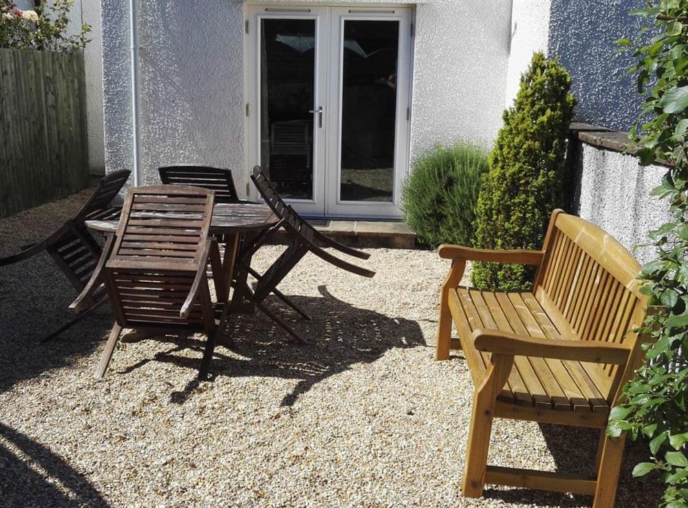 Gravelled garden area with table and chairs at Carthwaite in Keswick, Cumbria