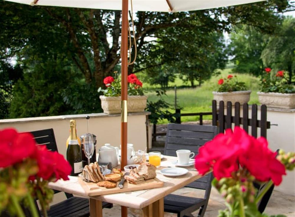 Patio with garden furniture and barbecue at Kernewyck, 
