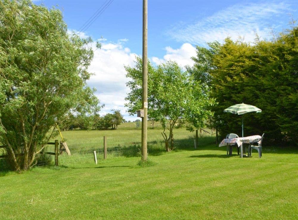 Large lawned garden area at Cartwheel Cottage in Longhorsley, near Rothbury, Northumberland
