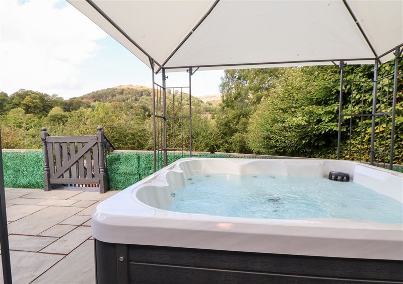 There is a hot tub at Castellolwg, Llangollen