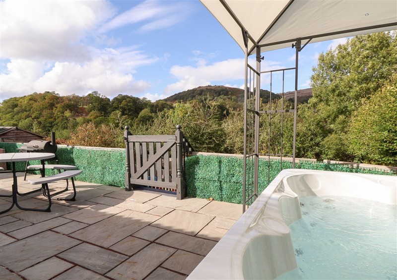 There is a swimming pool at Castellolwg, Llangollen