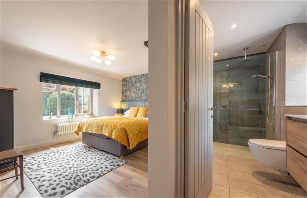 Ground floor:  Master bedroom with en-suite (photo 2) at Castle Bungalow, Thornham near Hunstanton