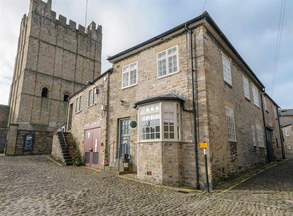 This luxury property sits right beside the famous castle at Castle Cottage in Richmond, Yorkshire, North Yorkshire