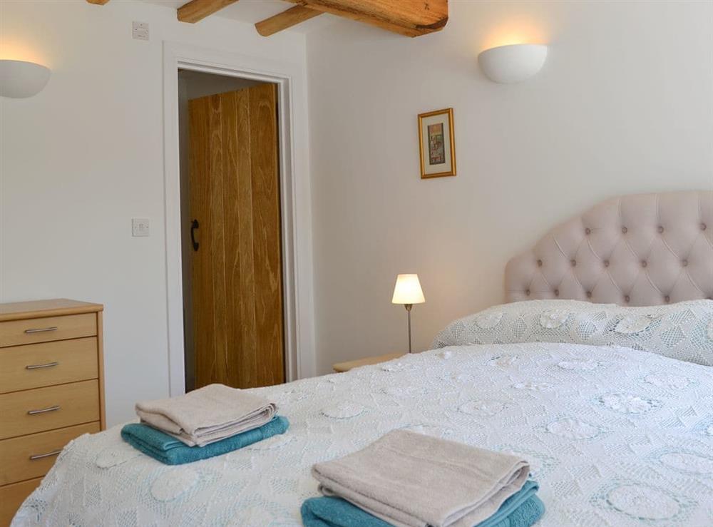 Comfy double ebdroom with en-suite at The Hop Cottage, 