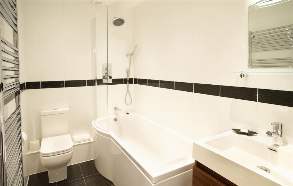 Spacious bathroom with bath and shower over bath at Catharine Place, Bath