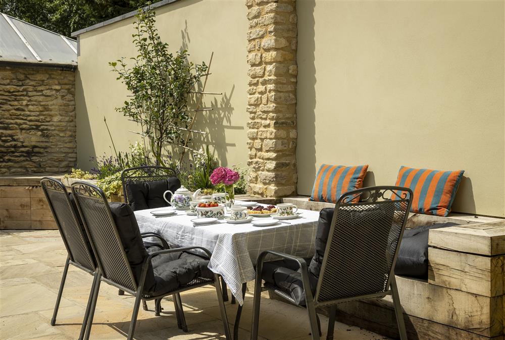 Enjoy al-fresco dinning in the sunny south facing garden at Cats Abbey Cottage, Northleach