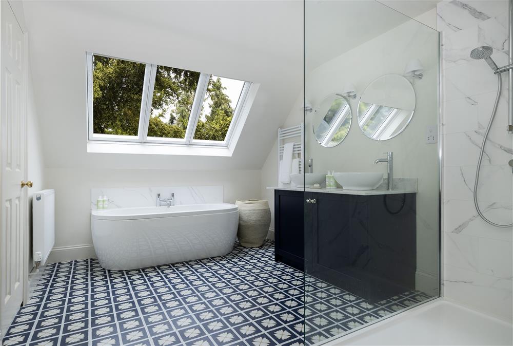 First floor: En-suite bathroom to the master bedroom with separate walk-in shower at Cats Abbey Cottage, Northleach