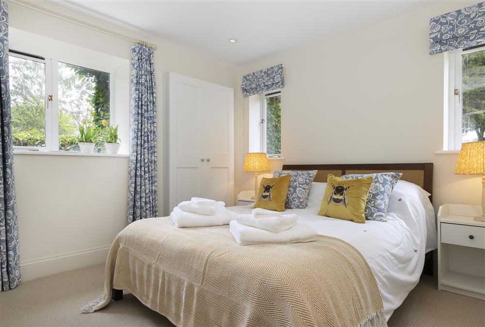 Ground floor: Bedroom three with 5ft king-size bed and en-suite shower room at Cats Abbey Cottage, Northleach