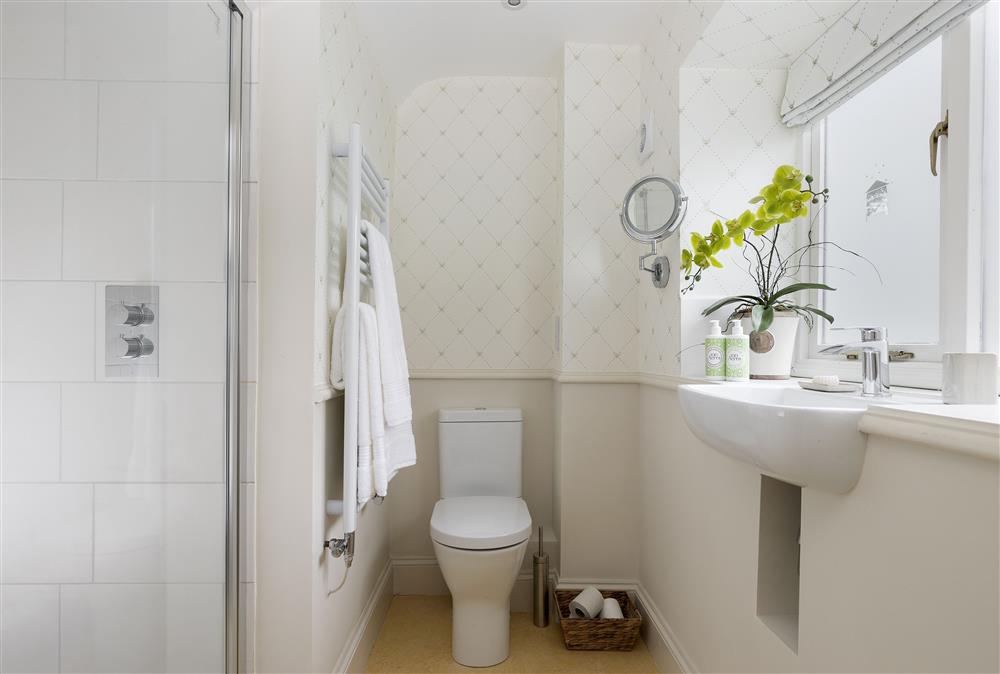 Ground floor: En-suite shower room to bedroom three at Cats Abbey Cottage, Northleach
