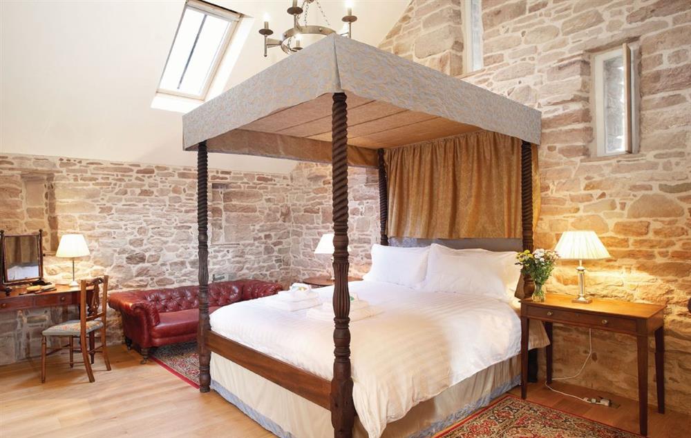 Master bedroom with 5’ four poster bed with en-suite bathroom with a separate shower at Cazenovia Hall and Wythburn Cottage, near Greystoke