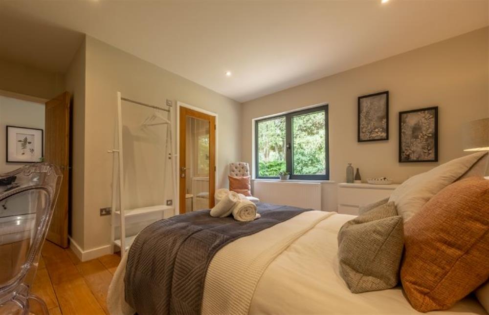 The master bedroom has an en-suite shower room at Cedar Lodge, High Kelling near Holt
