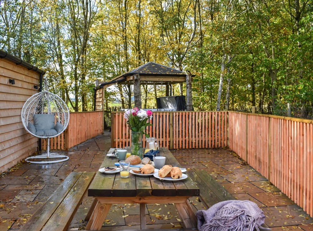 Outdoor eating area at Cedar Lodge in Walton Presteigne, Powys