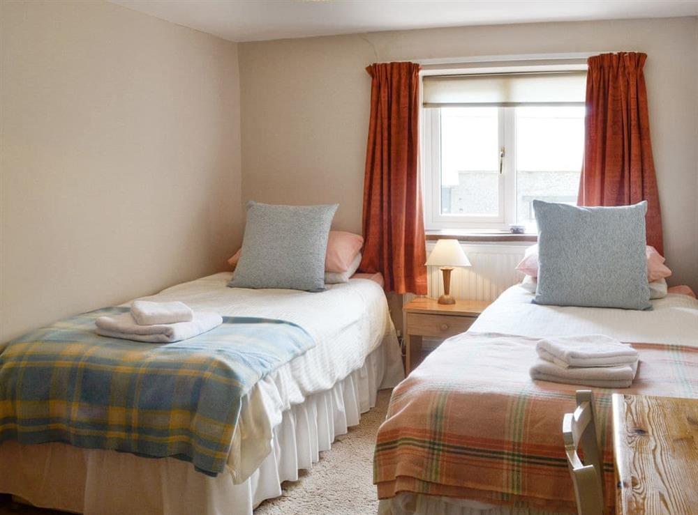 Light and airy twin bedroom at Woodland View, 