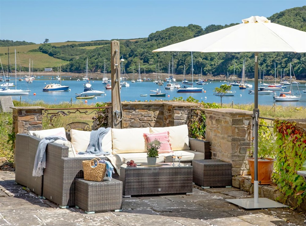 Sitting-out-area at Cellars Cottage in Portscatho, Cornwall