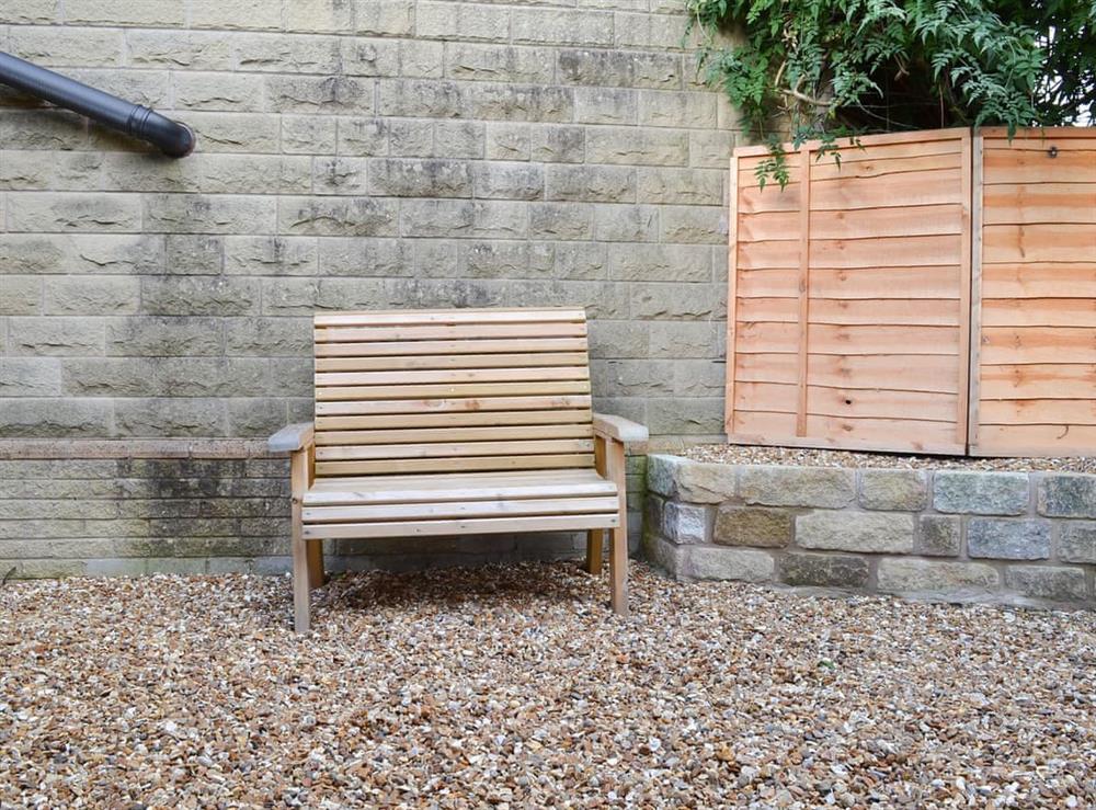 Gravelled outdoor space with seating at Kinder Apartment, 