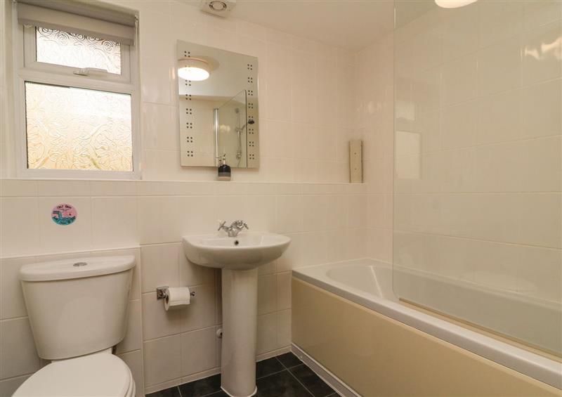 The bathroom at Chalet Log Cabin C8, Combe Martin