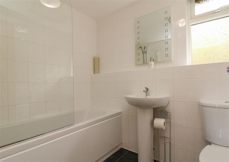 The bathroom at Chalet Log Cabin L14, Combe Martin