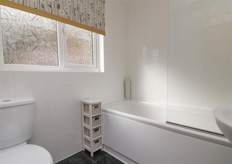 The bathroom at Chalet Log Cabin L2, Combe Martin