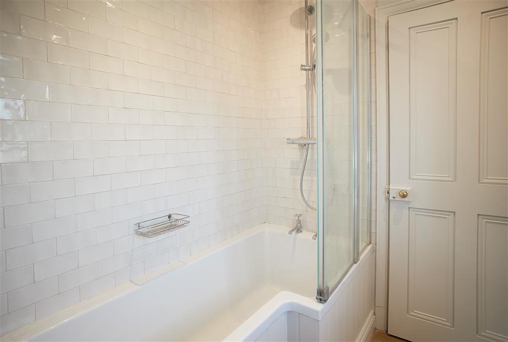 Bathroom with overhead shower at Chanting Hill Farmhouse, Castle Howard Estate, Welburn