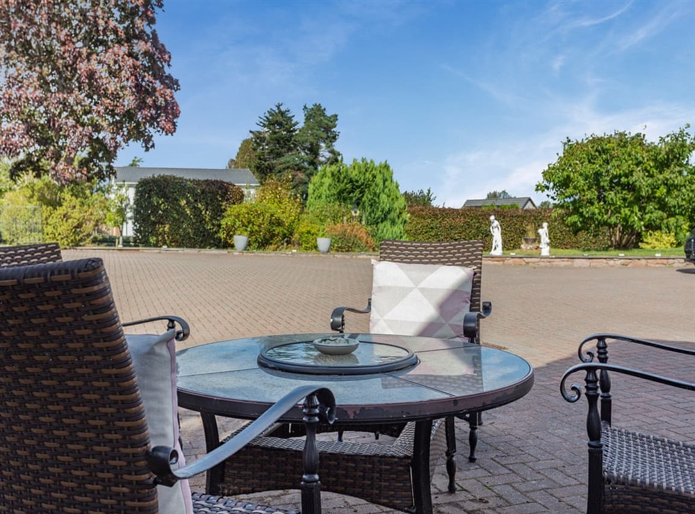 Sitting-out-area at Charlies Cottage in Inverness, Inverness-Shire