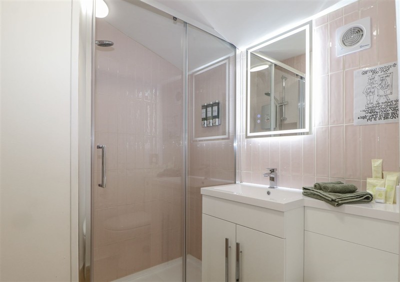 The bathroom at Charltons Hollow Cabin, Bolney