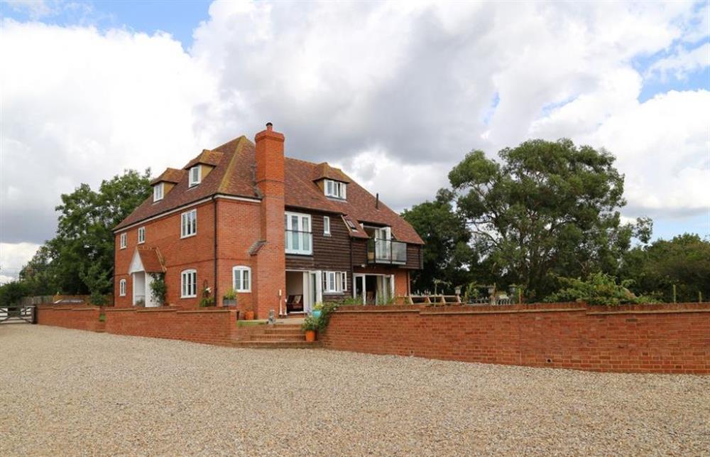 Chaucer House in Waltham, Kent sleeps 13