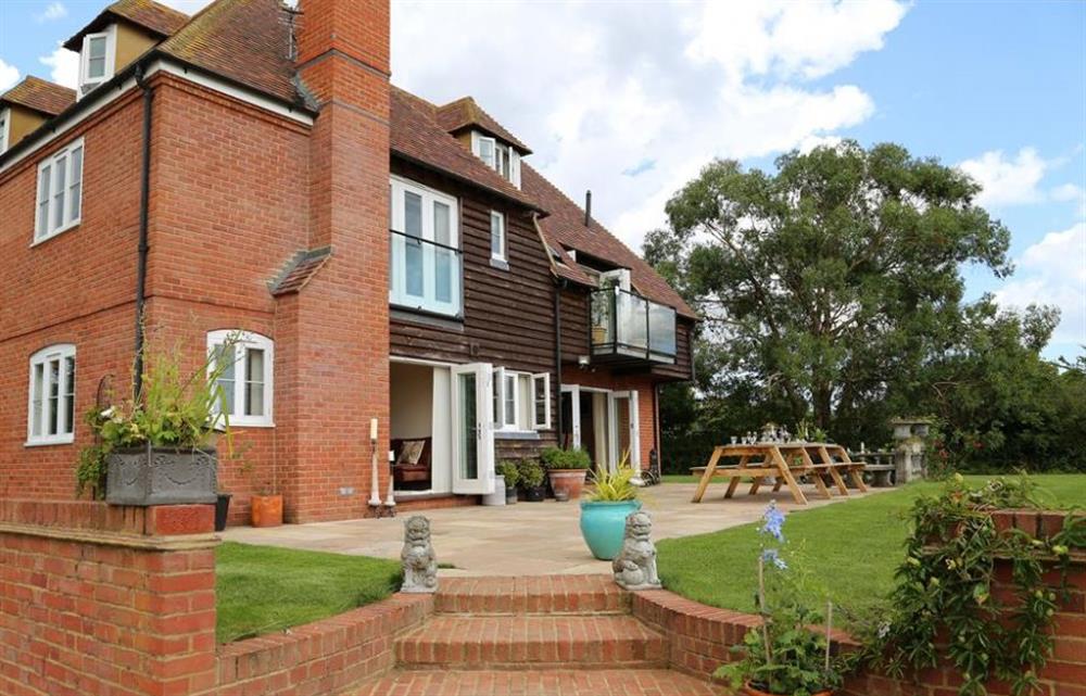Chaucer House in Waltham, Kent sleeps 13