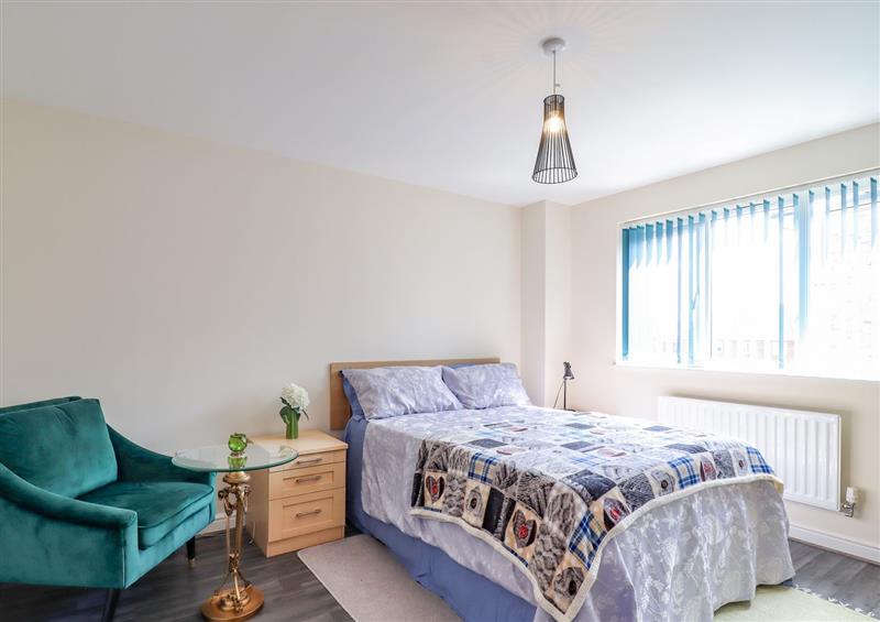 This is a bedroom at Cheerful Townhouse, Sittingbourne