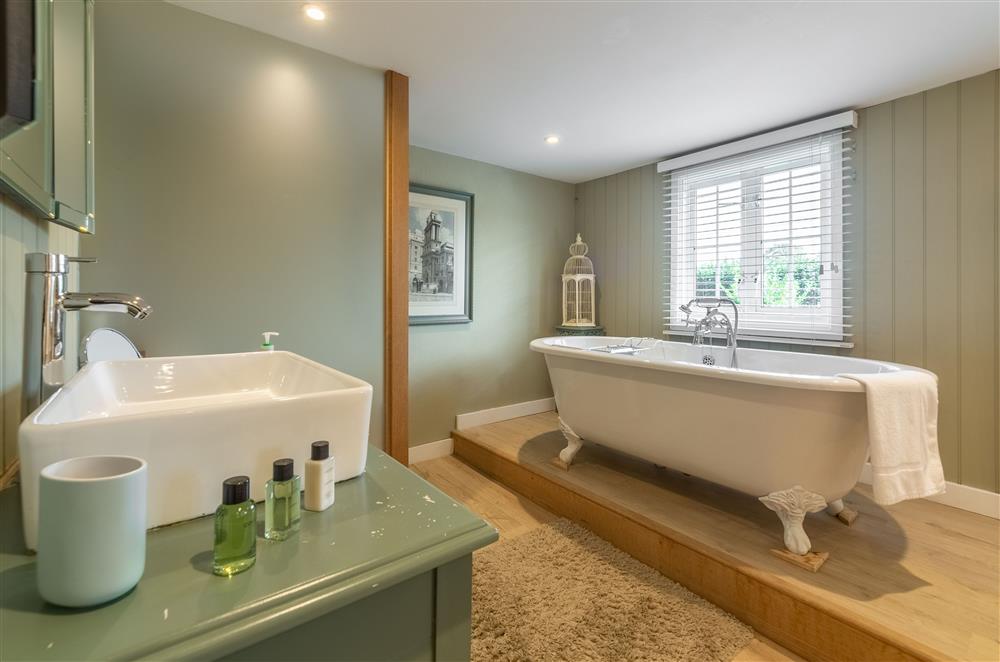 Master bedroom’s integrated en-suite bathroom facilities (photo 2) at Cherry Cottage, Ripe