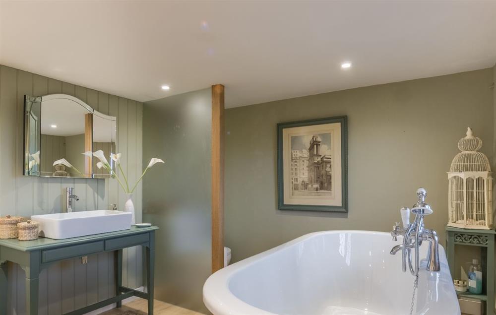 Master bedroom’s integrated en-suite bathroom facilities at Cherry Cottage, Ripe