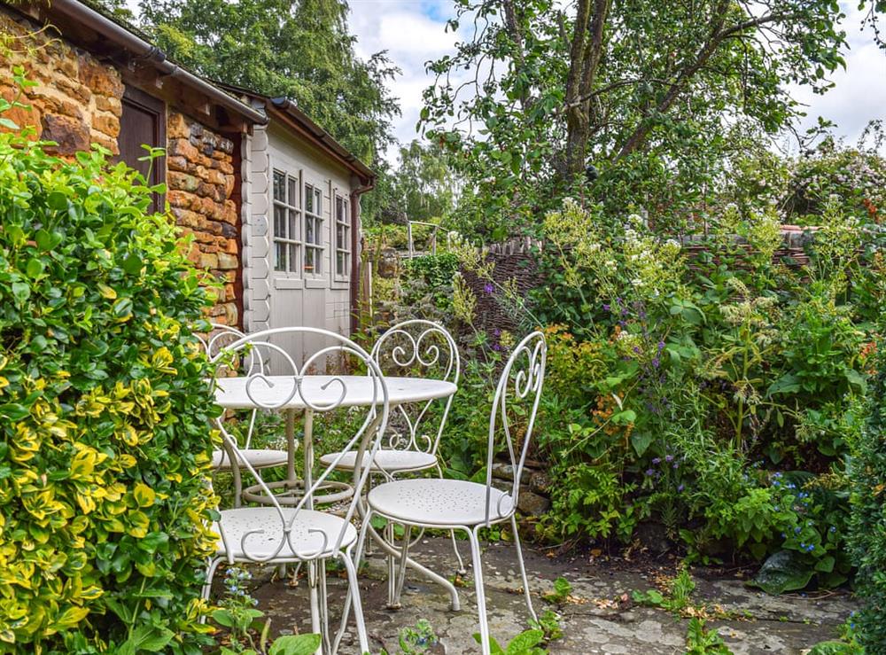 Sitting-out-area at Cherry Tree Cottage in Eydon, Northamptonshire