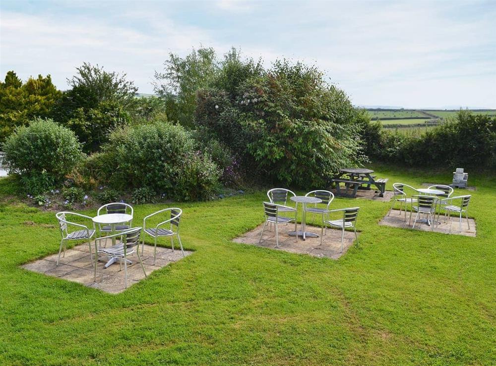 Sitting-out-area at Chestnut Apartment in Woolsery, near Clovelly, Devon