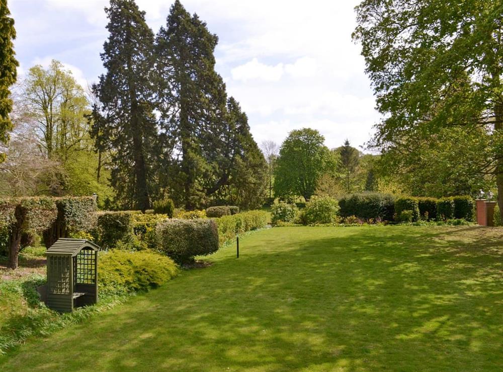 Shared facilities – Well-maintained gardens at Binbrook House Mews, 
