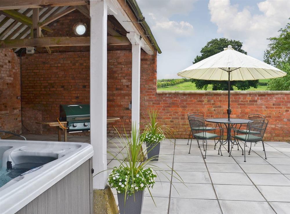 Relax and enjoy a barbecue and an alfresco meal at Chestnut Farm Mews, 