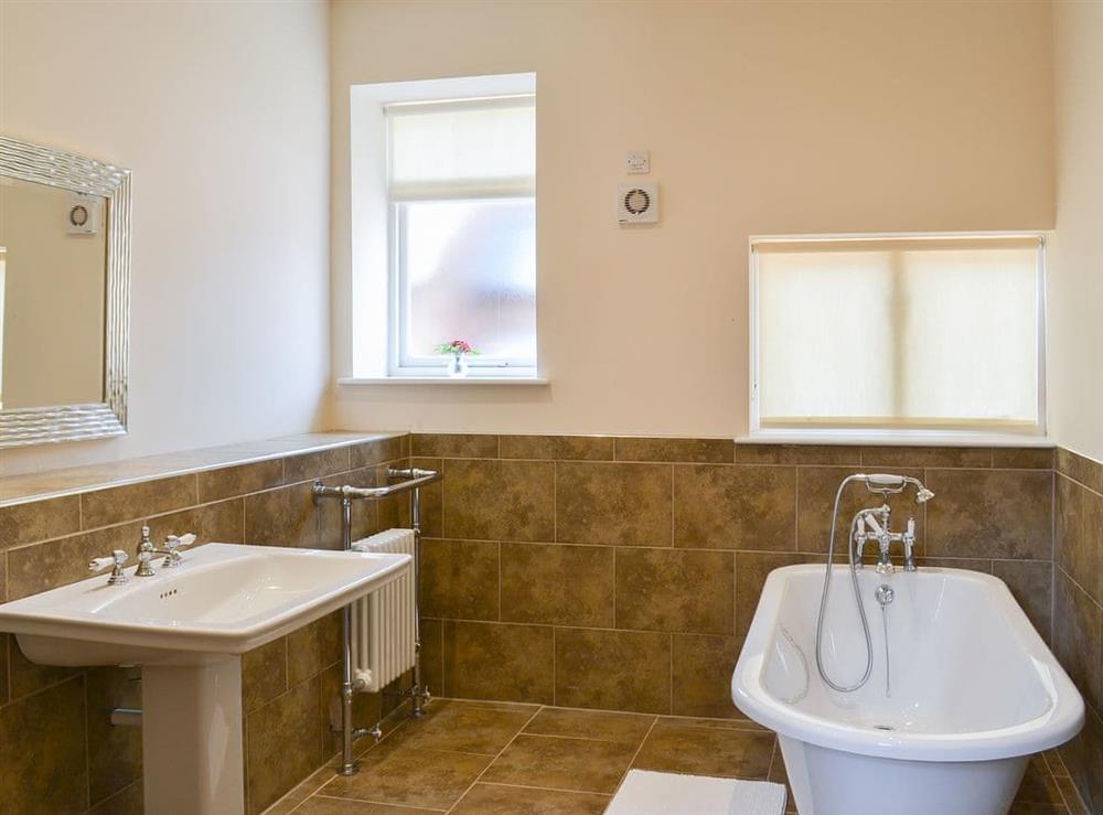 Spacious bathroom with telephone style shower attachment at Chestnut Farm Mews, 