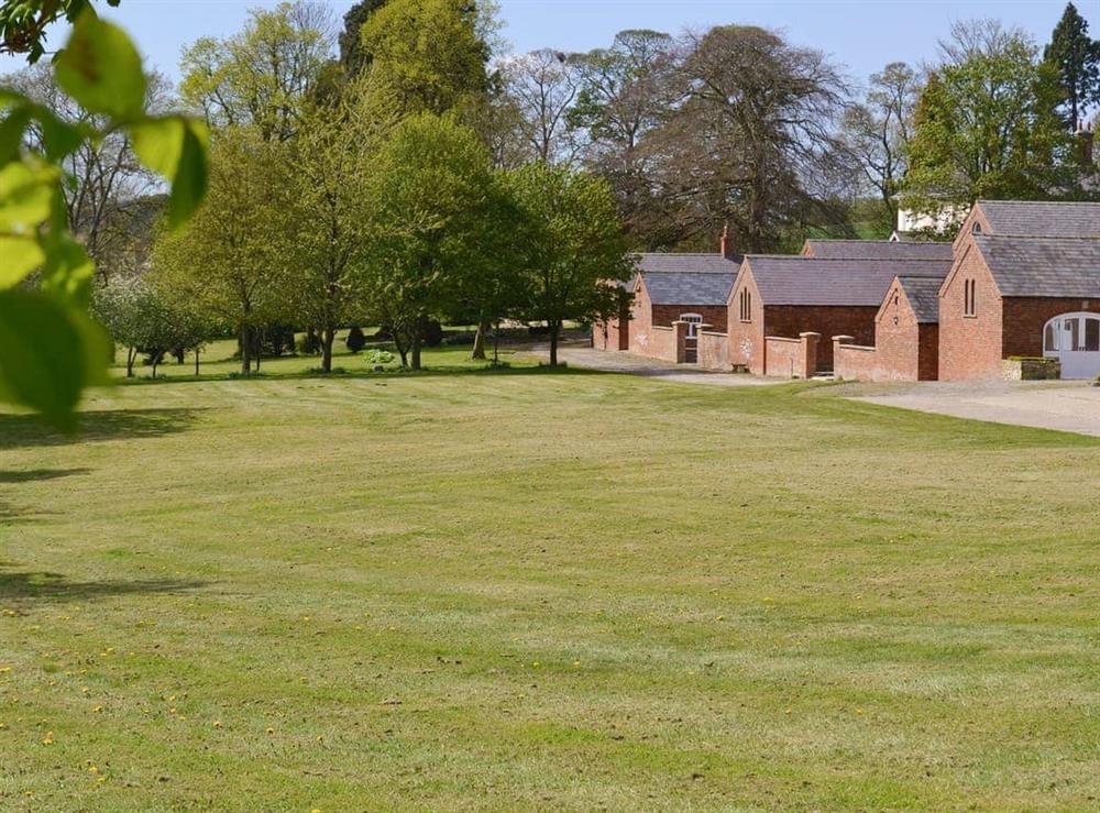 Shared facilities – Large lawned garden areas at Granary Lodge, 