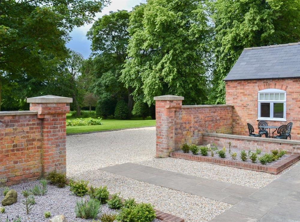 Stylish holiday property in wonderful leafy surroundings at Hen House, 