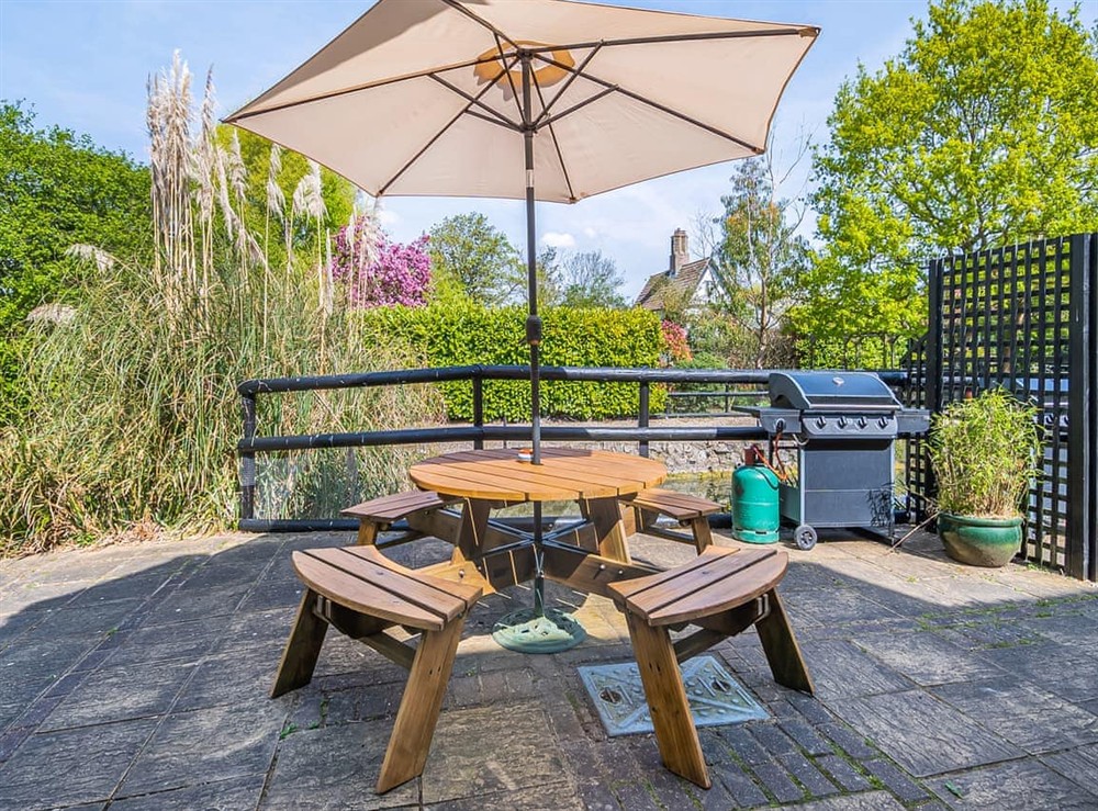 Outdoor eating area at Chestnut Tree Barn in Halesworth, Suffolk