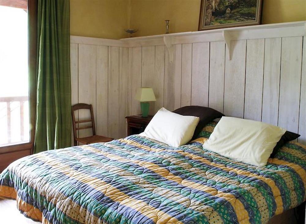 Double bedroom (photo 2) at Chez John in Cause-de-Clérans, near Lalinde, Dordogne, France