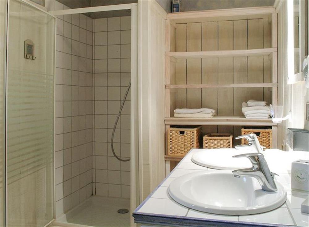 Shower room (photo 2) at Chez John in Cause-de-Clérans, near Lalinde, Dordogne, France