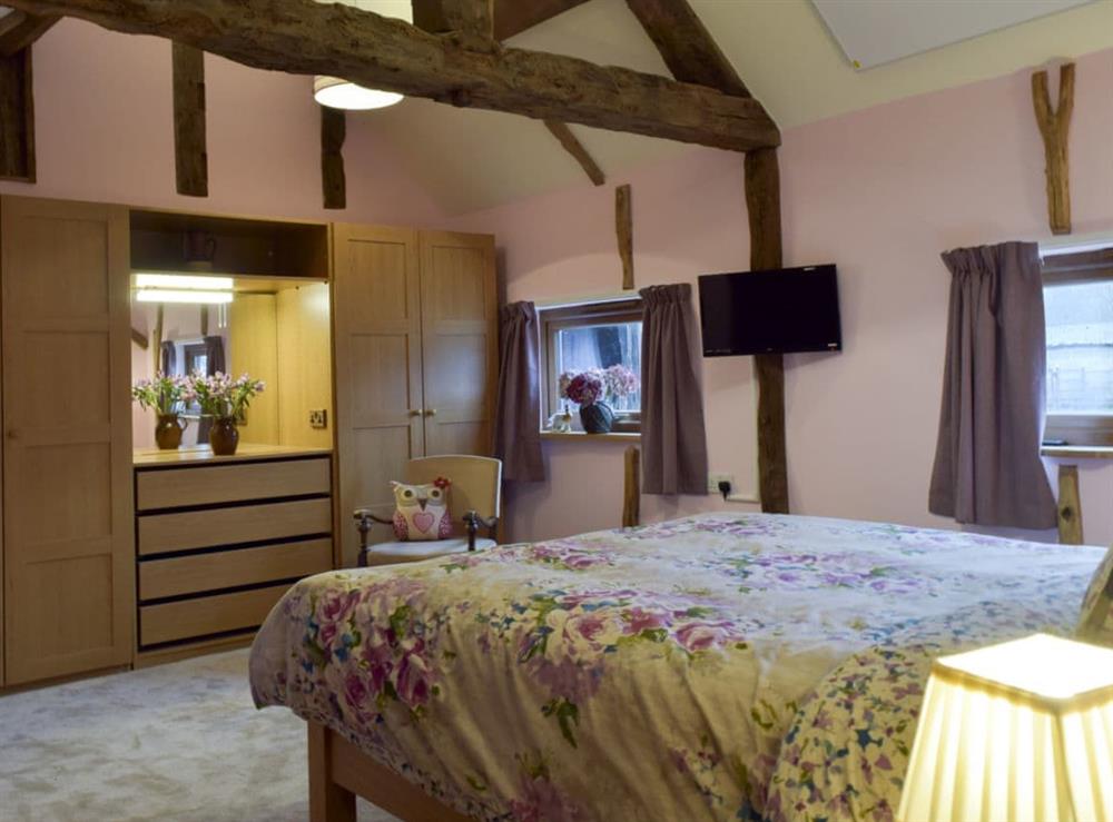 Large bedroom with kingsize bed (photo 2) at Chick Hatch Barn in Carlton, near Saxmundham, Suffolk