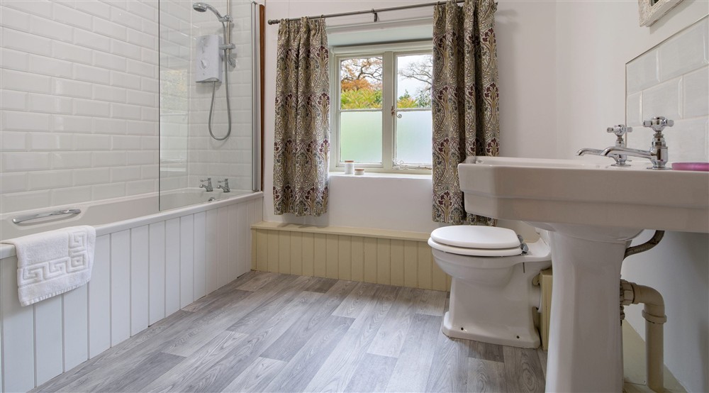 The bathroom at Chirk Home Farm Cottage in Chirk, Wrexham
