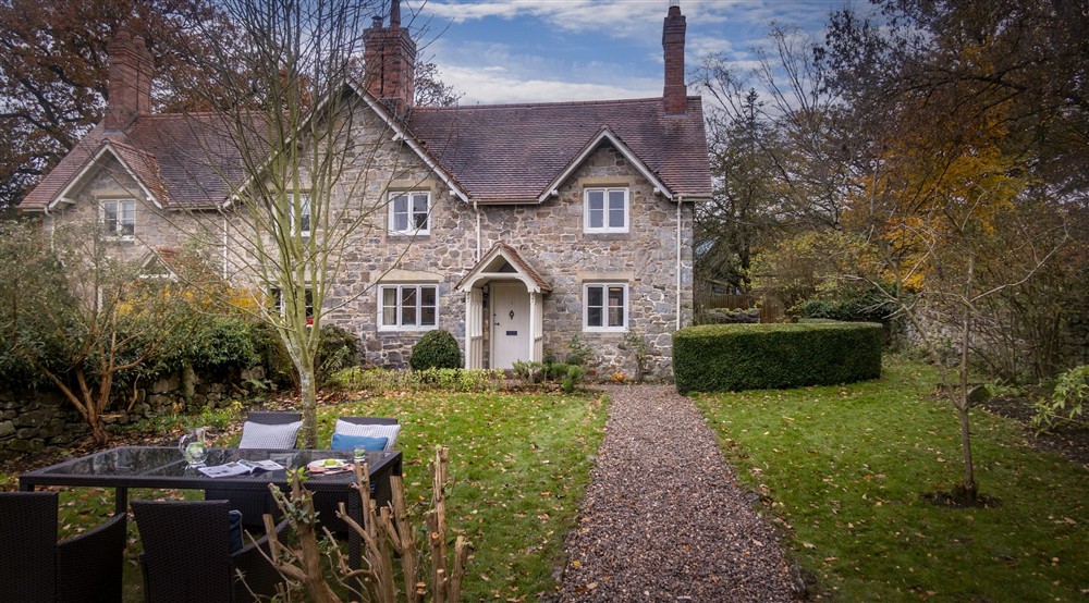 The front garden and outdoor dining table at Chirk Home Farm Cottage in Chirk, Wrexham