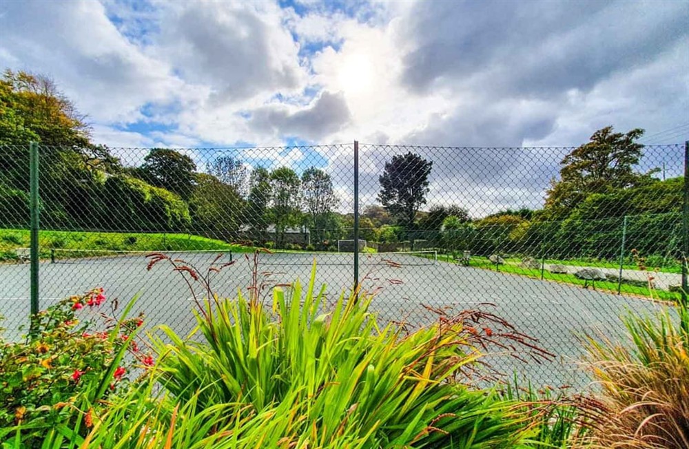 Tennis court at Chough Cottage in Falmouth, Cornwall