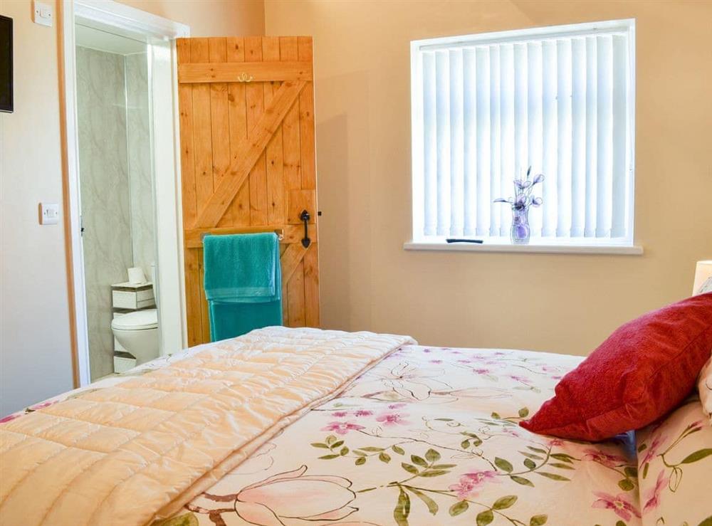 Double bedroom with en-suite at Christine Cottage in Flamborough, North Humberside