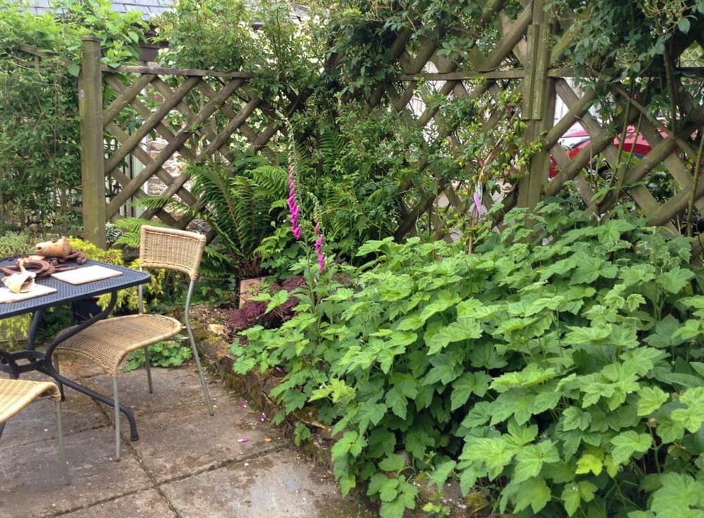 Lawned garden with garden furniture at Church Barn in North Petherwin, near Launceston, Cornwall