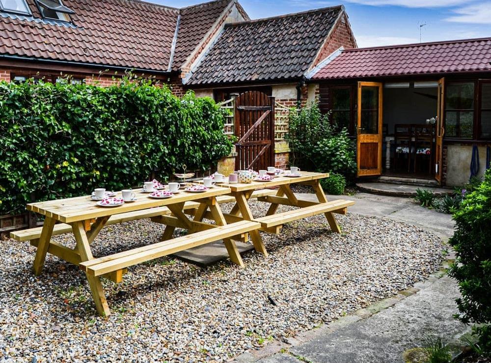 Sitting-out-area at Church Farm Cottage in Edingthorpe, Norfolk