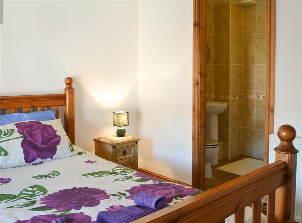 Double bedroom with en-suite at Psalm Cottage, 
