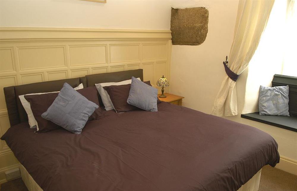 The downstairs twin bedroom (bed pictured as queen sized double) at Church House, Looe