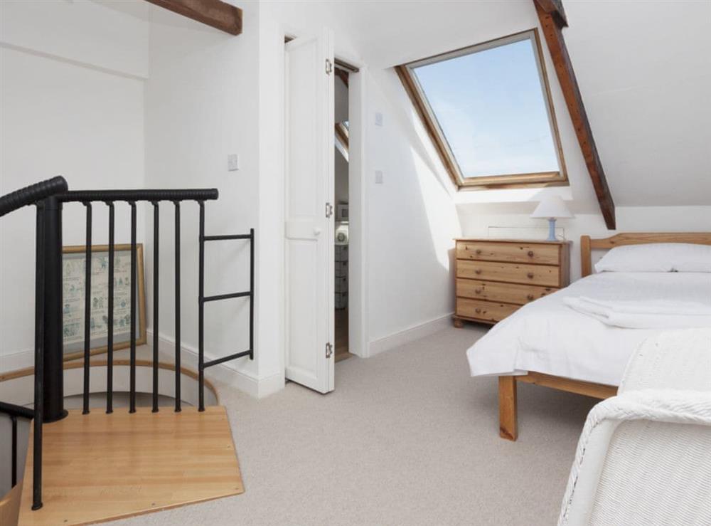 Loft room with twin beds and en-suite at Church Street 17 in Salcombe, Devon